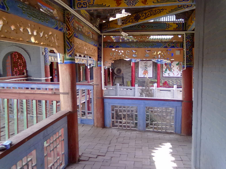  p>南海殿坐落于 a target="_blank" href="/item/贵德县">贵德县 /a>