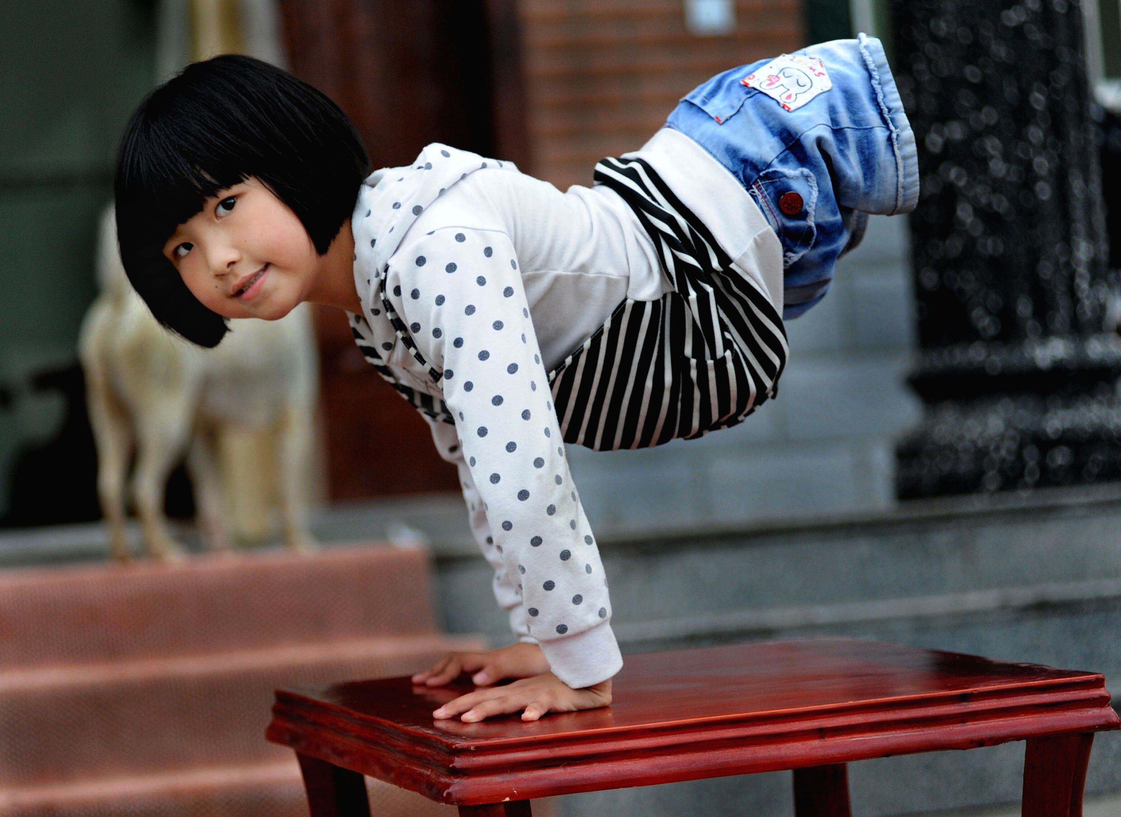  p>5月15日,德兴市黄柏尚河小学,正在读二年级的9岁无腿女孩蒋张子怡