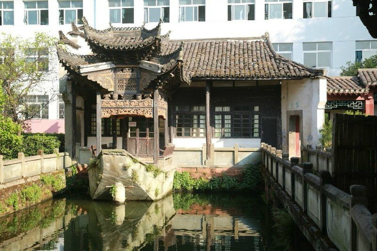  p>玉山县第一中学位于江西省 a target="_blank" href="/item/玉山县