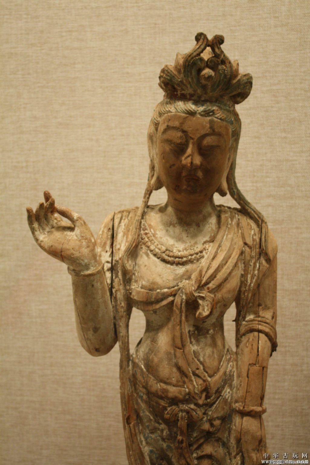 唐代木雕彩绘观音立像