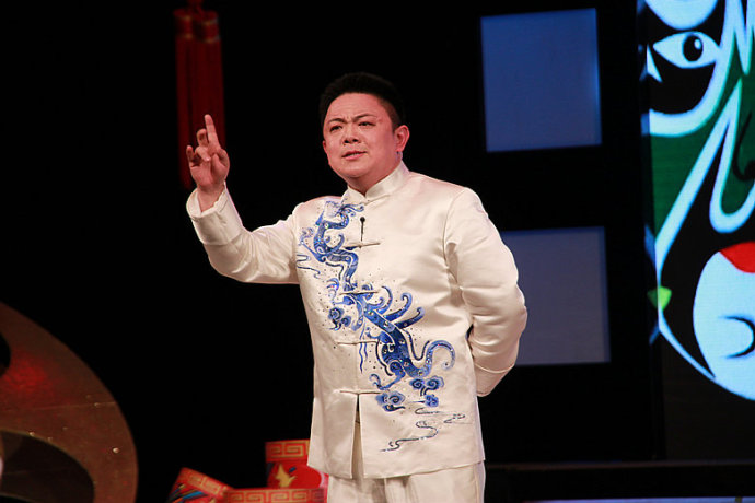 主持人舒悦利用自身的滑稽细胞幽默风趣的阐述新闻观点,讲述自身亲历