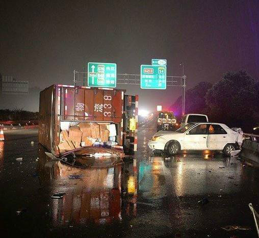 成都绕城高速府河大桥由南向东方向发生了一起车祸
