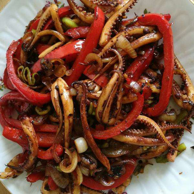  p>爆炒鱿鱼,是用鱿鱼制作的一道家常菜.