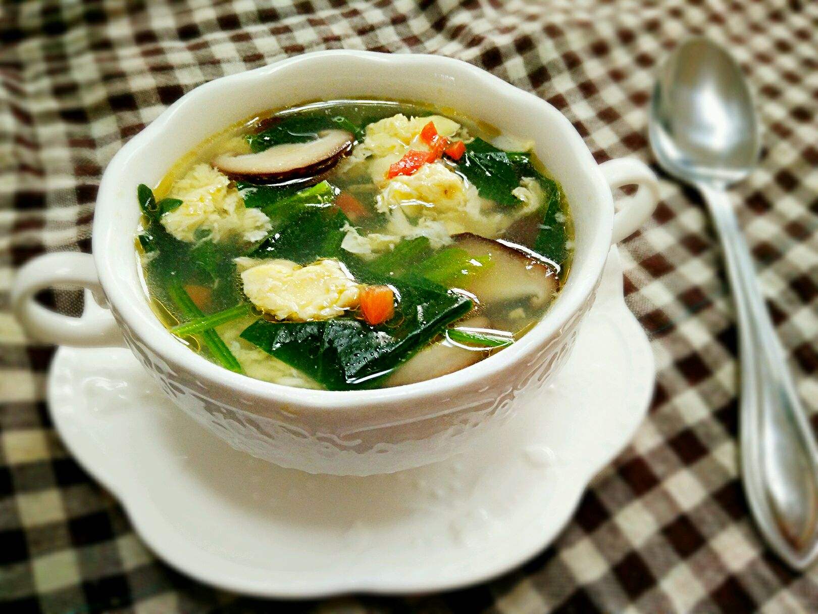  p>芙蓉鲜蔬汤是一道汤类菜品,主要食材是菠菜,香菇等,调料为食盐,糖