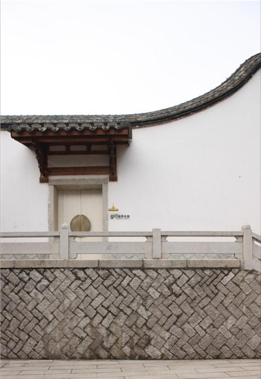 公司著名设计师 a target="_blank" href="/item/李建光/20435580"