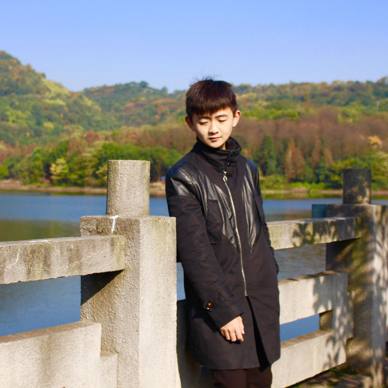  p data-id="gnbxm9g9i0">罗炼羽,2001年出生于重庆,学生,歌手.