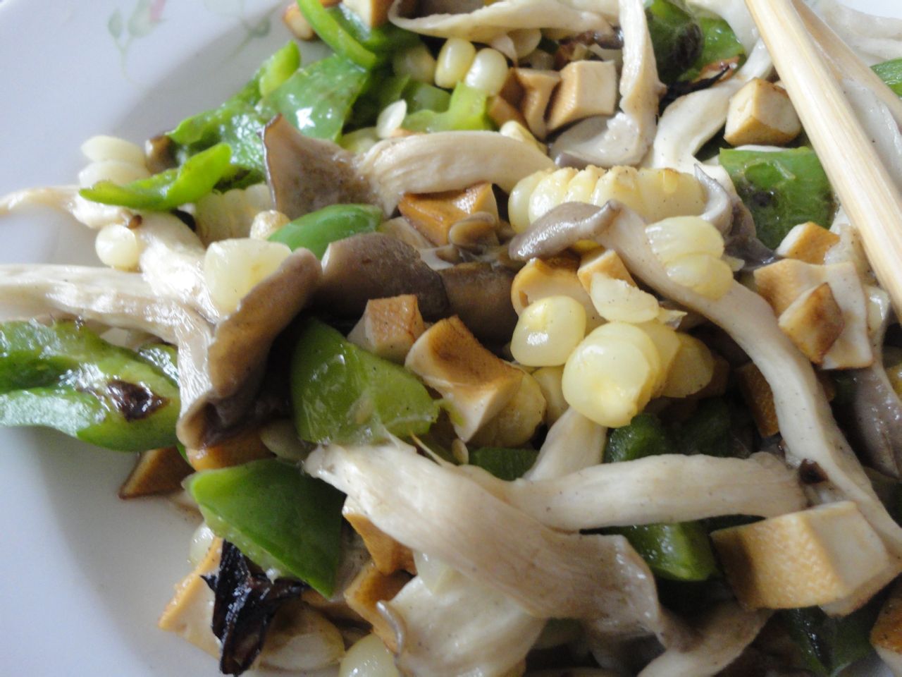 彩椒香干炒蘑菇