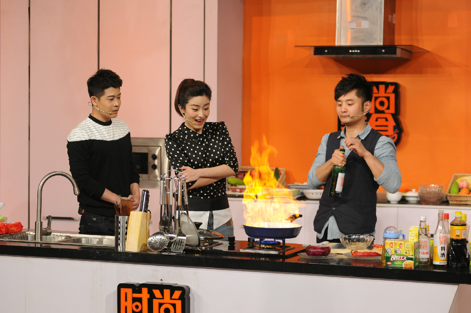  p data-id="gnz4rlk3xi">时尚美食节目是由时尚星光传媒原创的一档