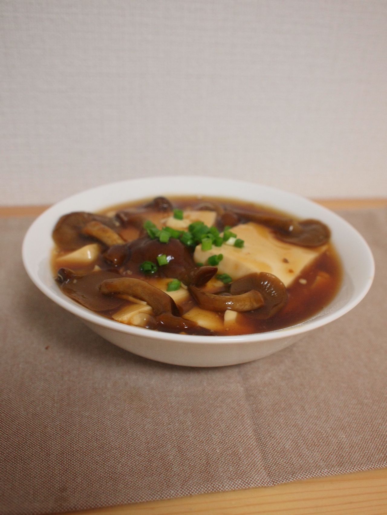  p>滑菇豆腐是以滑子菇,豆腐为主料的菜品. /p>