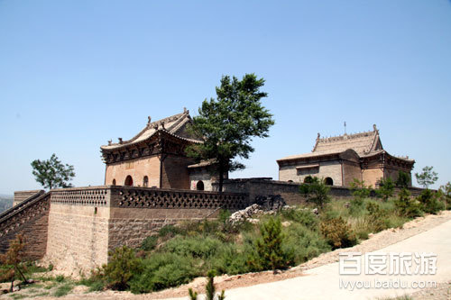 位于陕西省府谷县,因居孤山川北侧山坡之上,故得名.