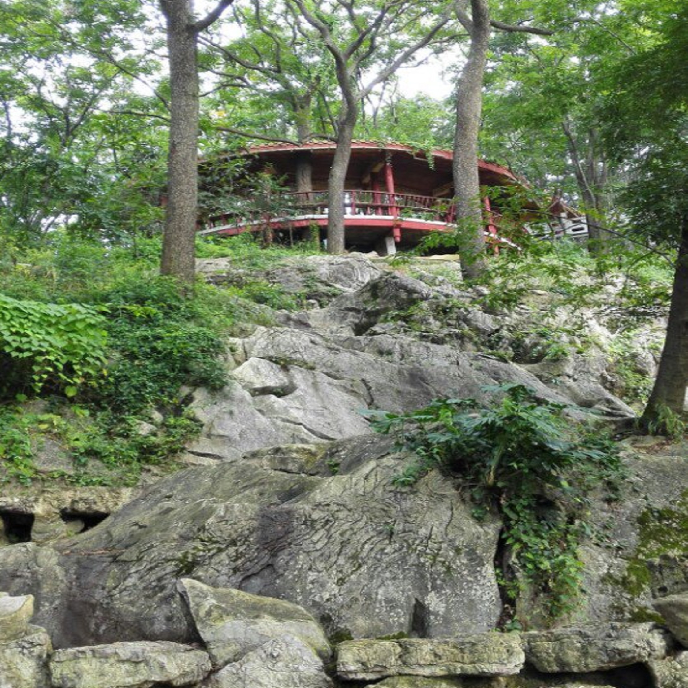  p>穿云洞公园地处兴义市中心区,植被繁茂,环境清幽.