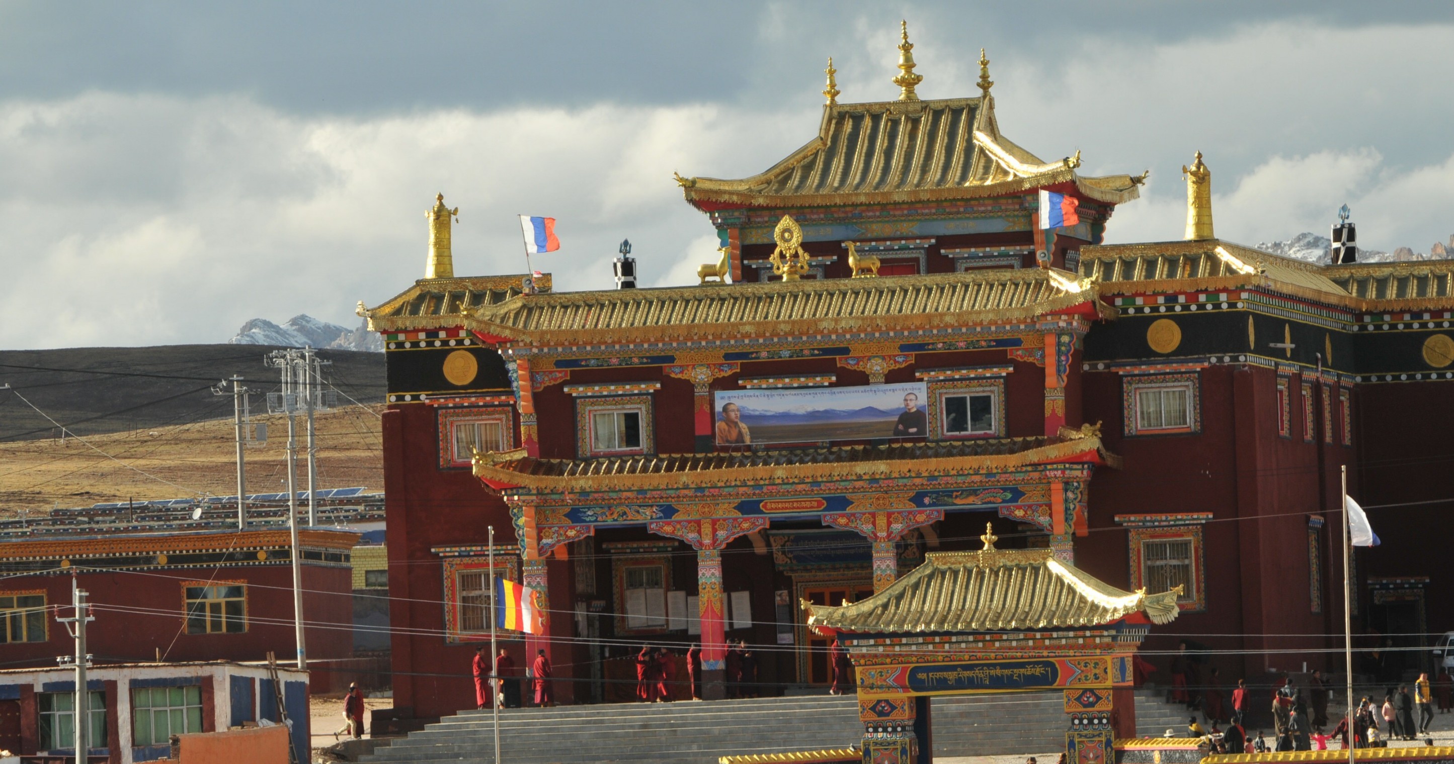  p>查荣寺,位于青海省玉树州玉树市上拉秀乡,距州府玉树市115公里.