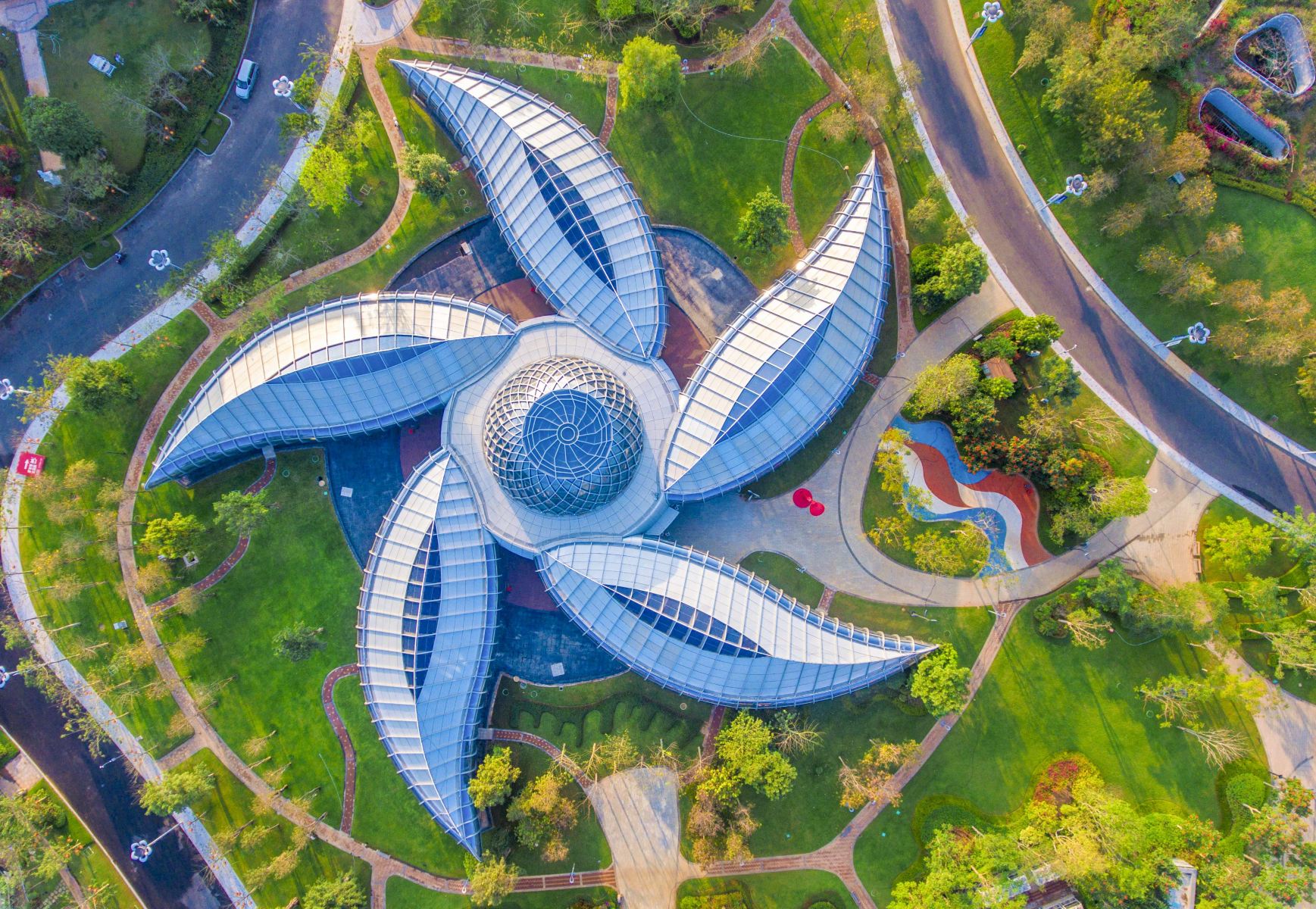  p>博物馆位于 a target="_blank" href="/item/中国海南海花岛