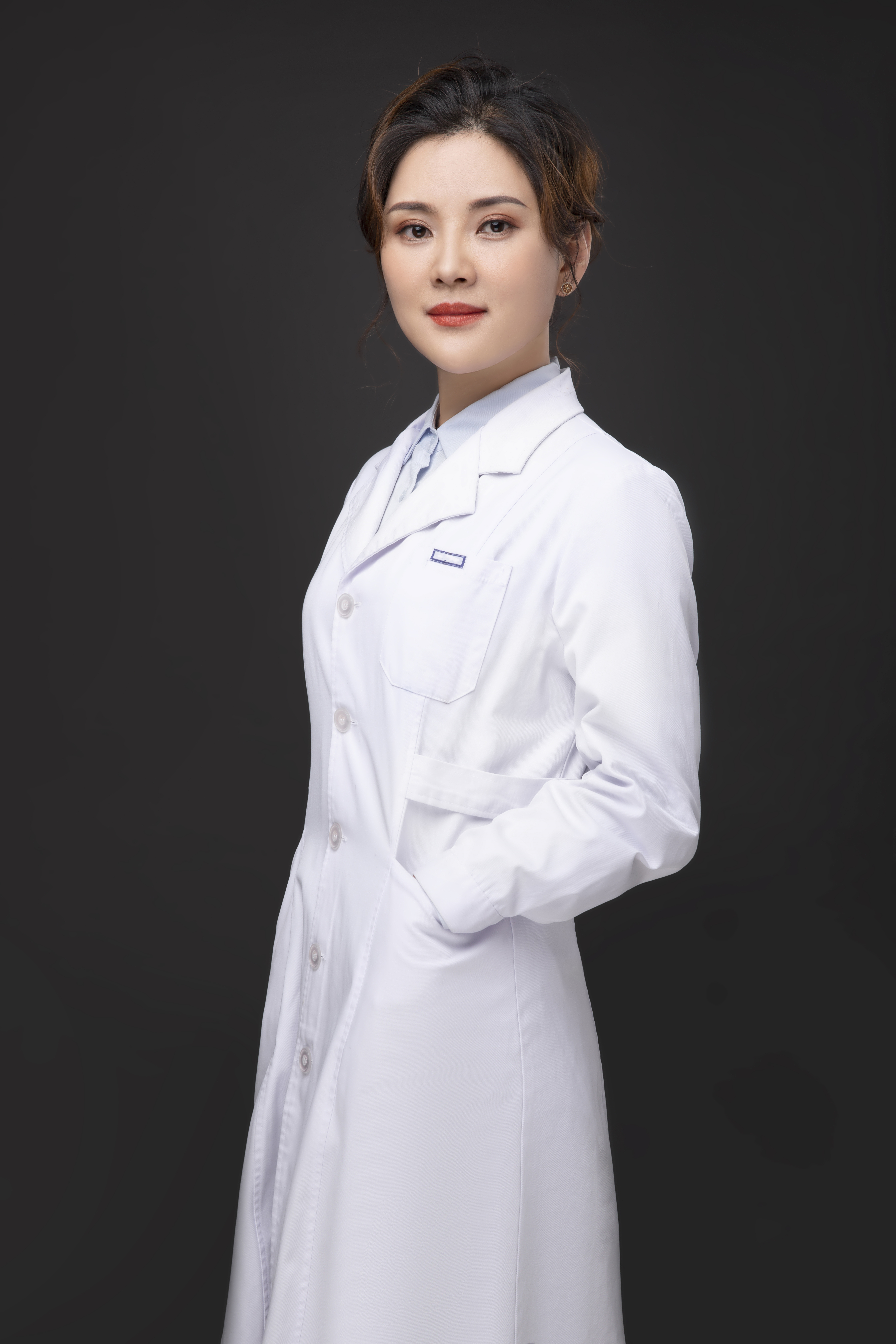 赵莉,女,为上海瑞格医疗美容门诊部执业医生