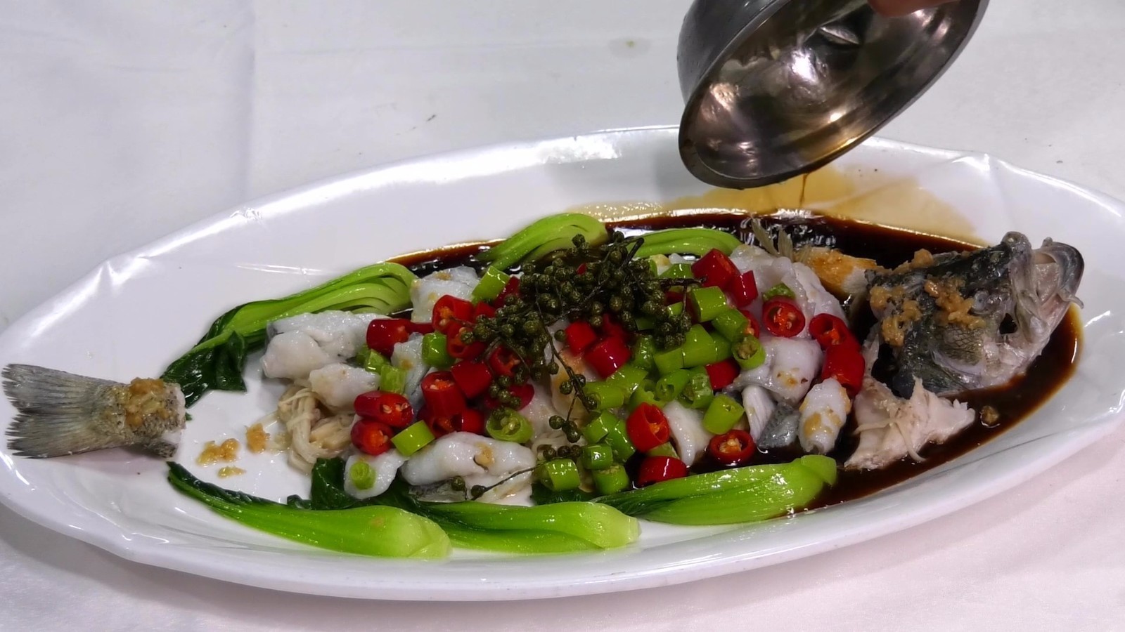  p>鲜椒鲈鱼是一道由鲈鱼为主要材料,配以青椒,红椒,葱,姜,蒜等做成的