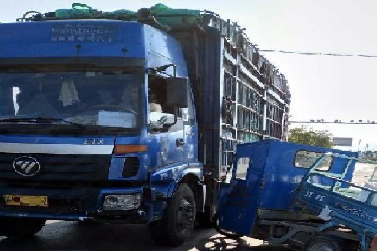  p>2021年3月7日,安徽省淮北市濉溪县境内,一辆重型半挂货车由北向南