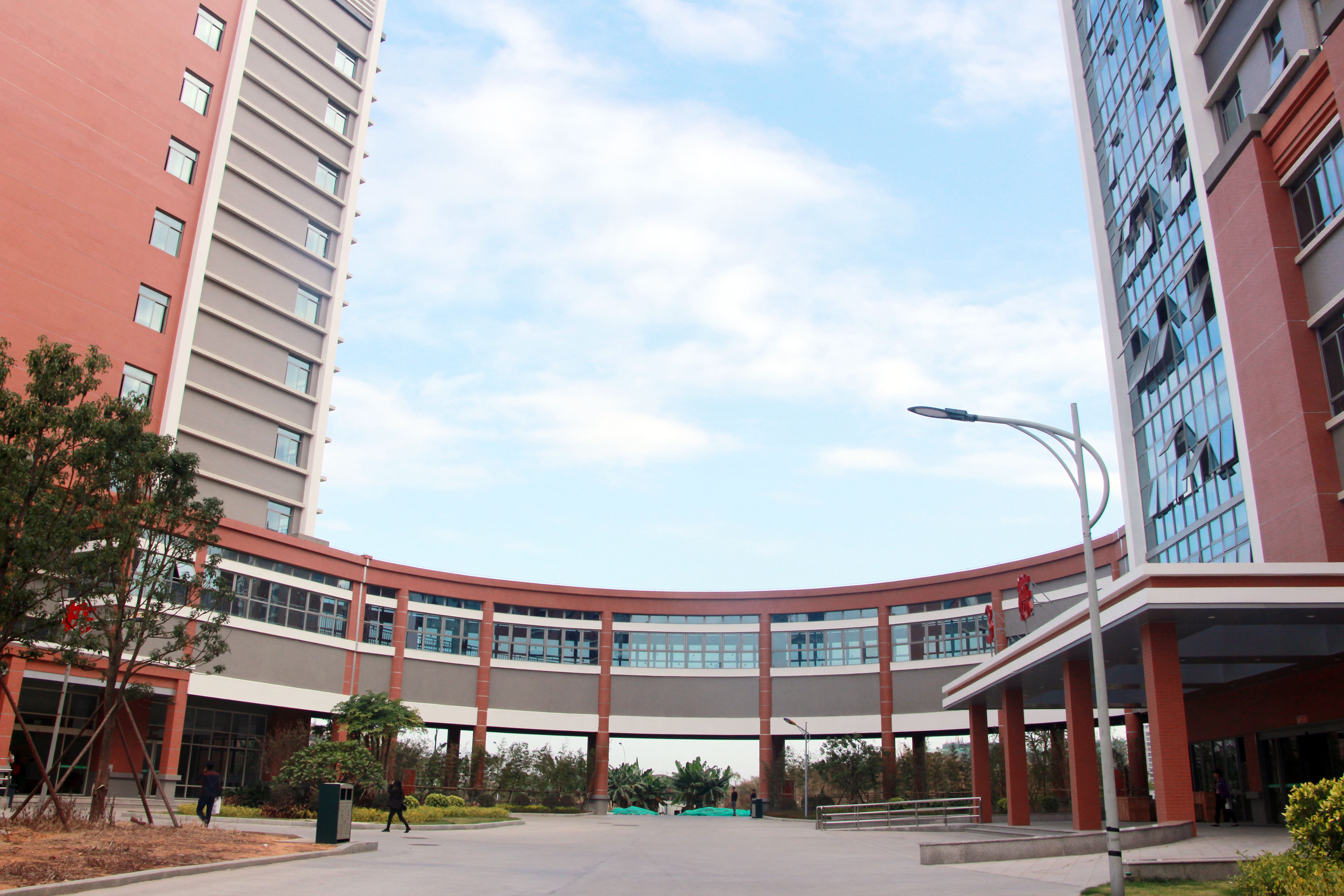  p>漳州市第三医院位于龙文区人民广场东侧,建筑面积172208平方米,是