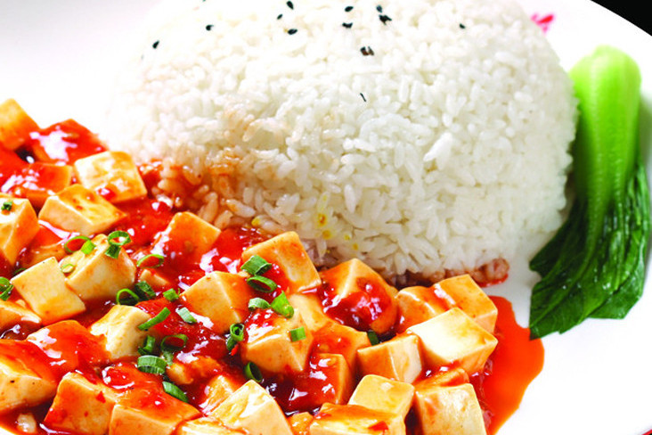 p>麻婆豆腐盖饭是以嫩豆腐,白饭,猪绞肉为主材的主食名. /p>