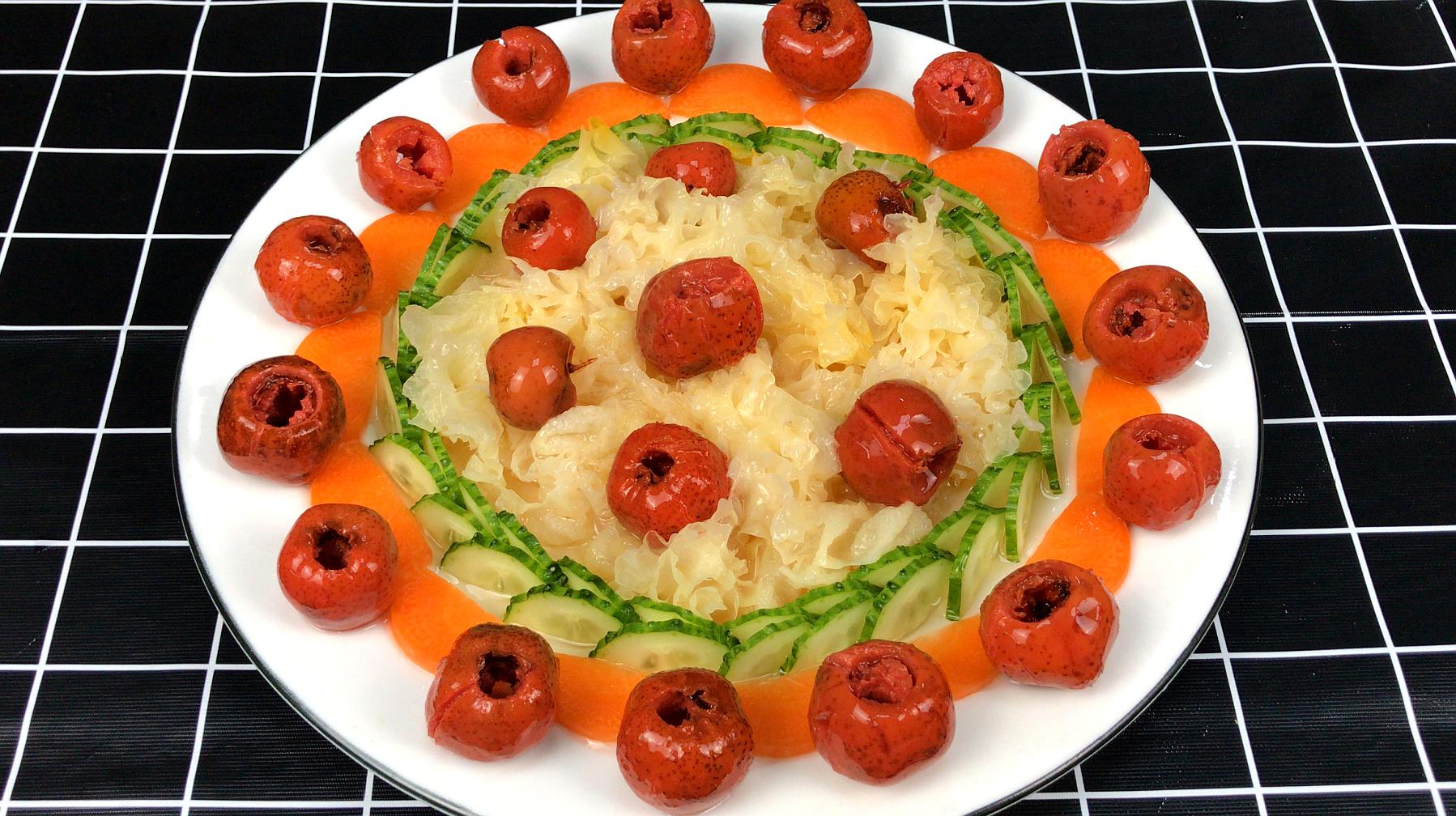  p>山楂拌银耳是以山楂罐头,水发银耳等为主要食材制作的美食. /p>