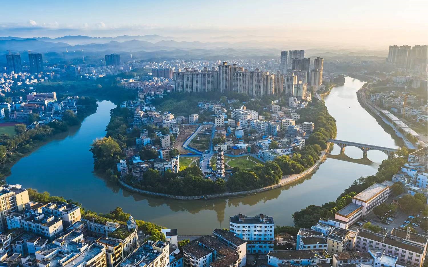  p>罗定文塔,位于广东省云浮市 a target="_blank" href="/item/罗定
