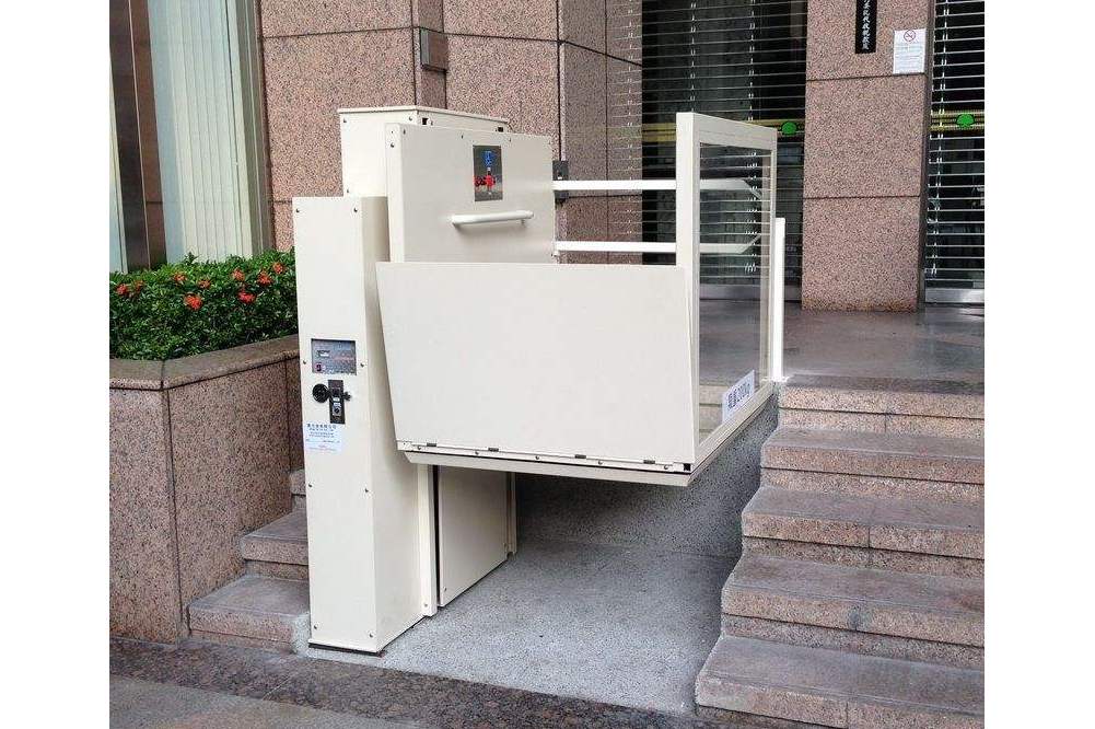 旅游观光梯通道的自动扶梯旁,安装了无障碍升降机.无障碍