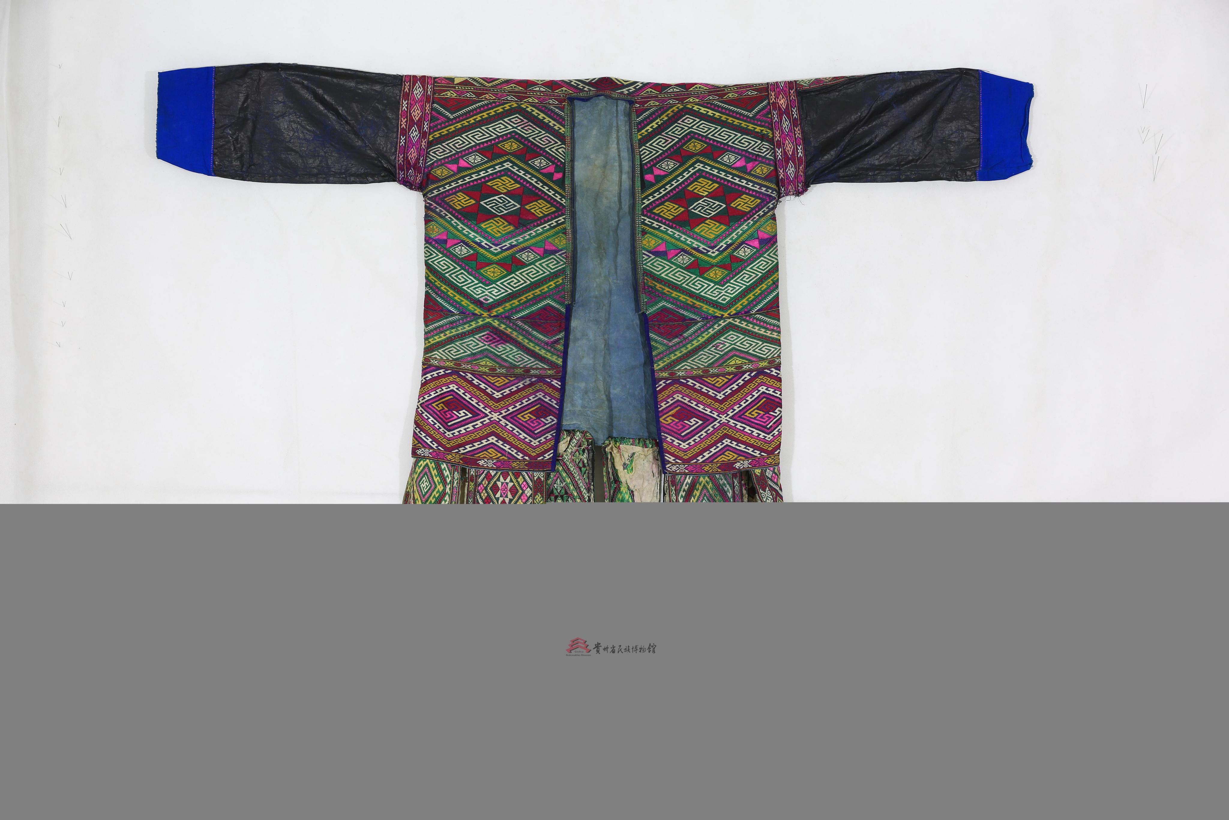 当代三都怎雷水族男子百鸟衣