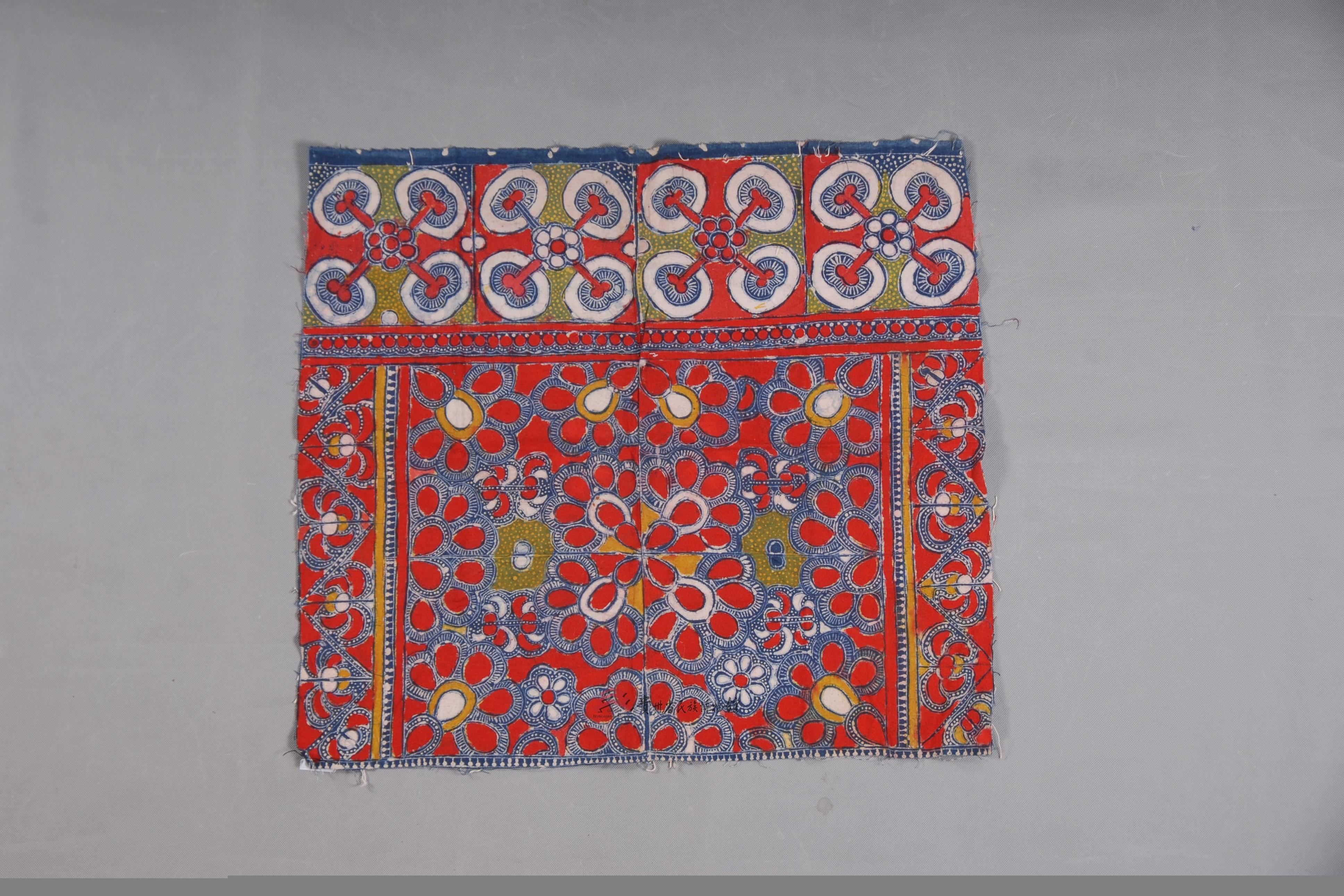 当代安顺花纹彩色蜡染围腰布