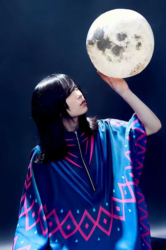 歌手,代表作品有《月与花束》,《新月》,《巧克力》,《人间椅子》