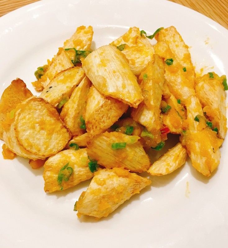  p>咸蛋黄炒白笋是一道简单的家常菜,主要原料是白笋,咸蛋黄.