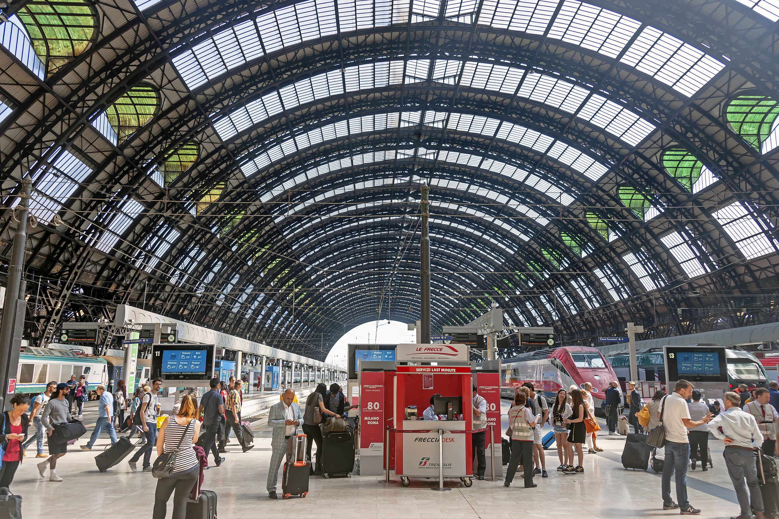  p data-id="gnb7eqmbgf">米兰中央火车站(意大利语:stazione di