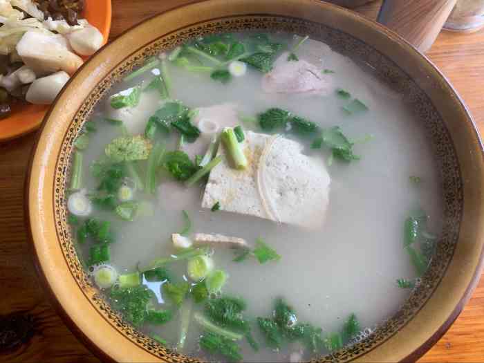  p>一种陕西西安地区传统名小吃,以猪肉为主料,用水盆锅烹制而成.