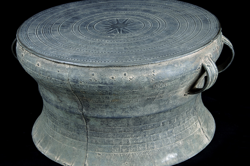 清连珠云雷纹四耳铜鼓