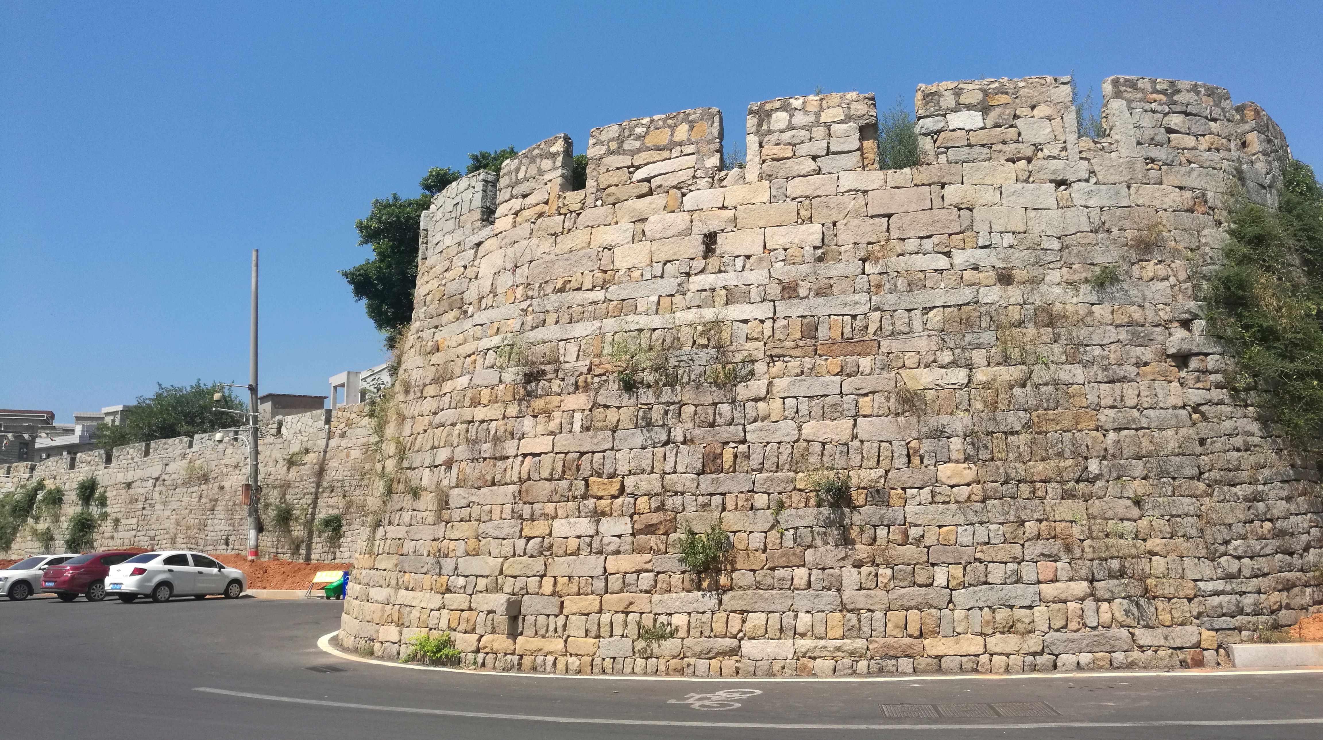 县 /a>南70里濒海的尖岬上,是中国保存较完好的古代滨海石城城墙之一