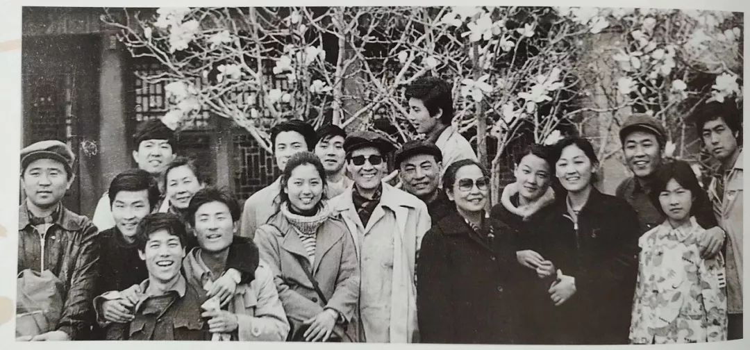 他是《茶馆》的灵魂，让王利发成为新经典，如今他最揪心的是什么_百科TA说