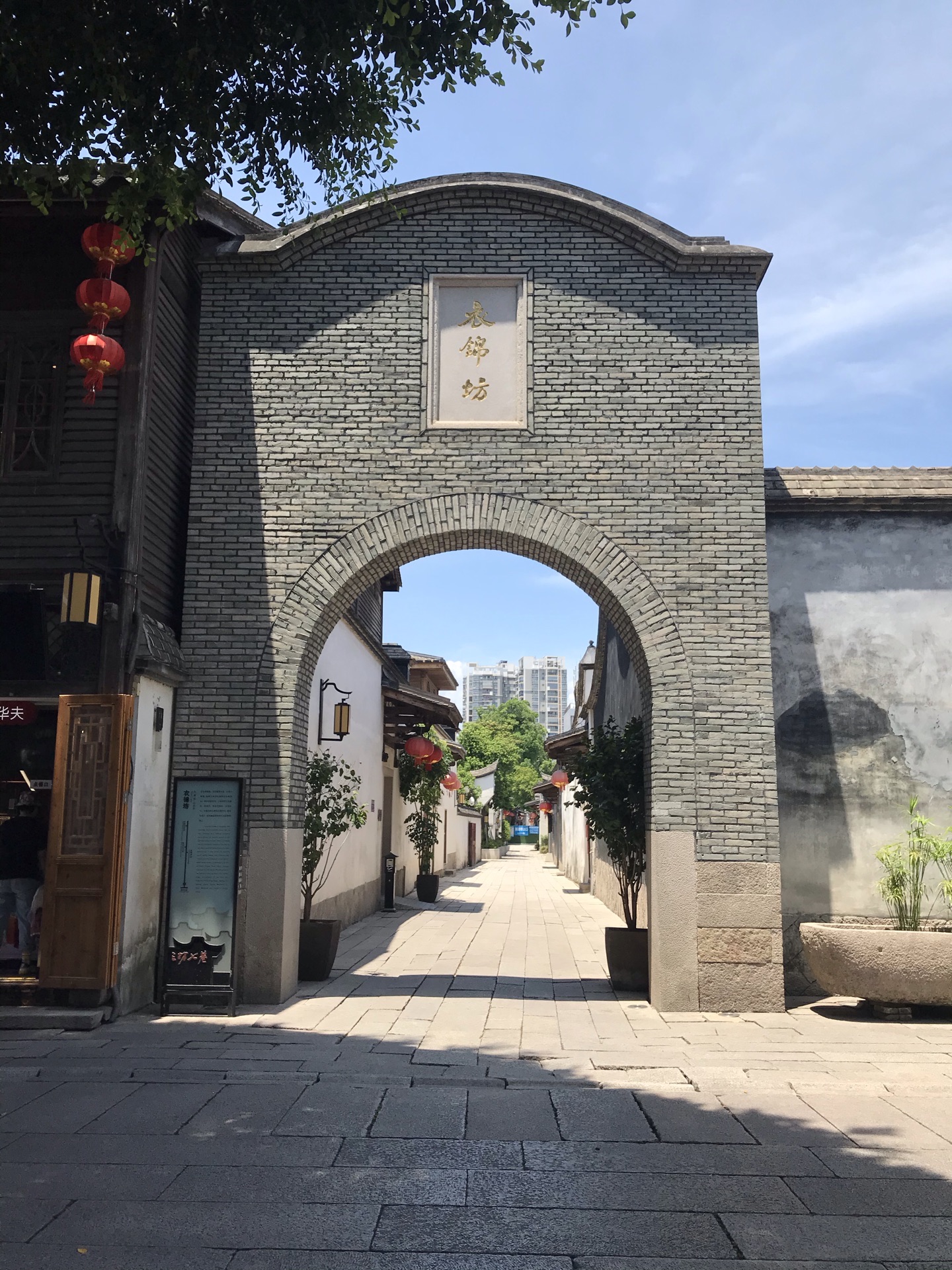  p data-id="gnwxjl3801">衣锦坊在南后街西侧,旧名通潮巷,因为这个