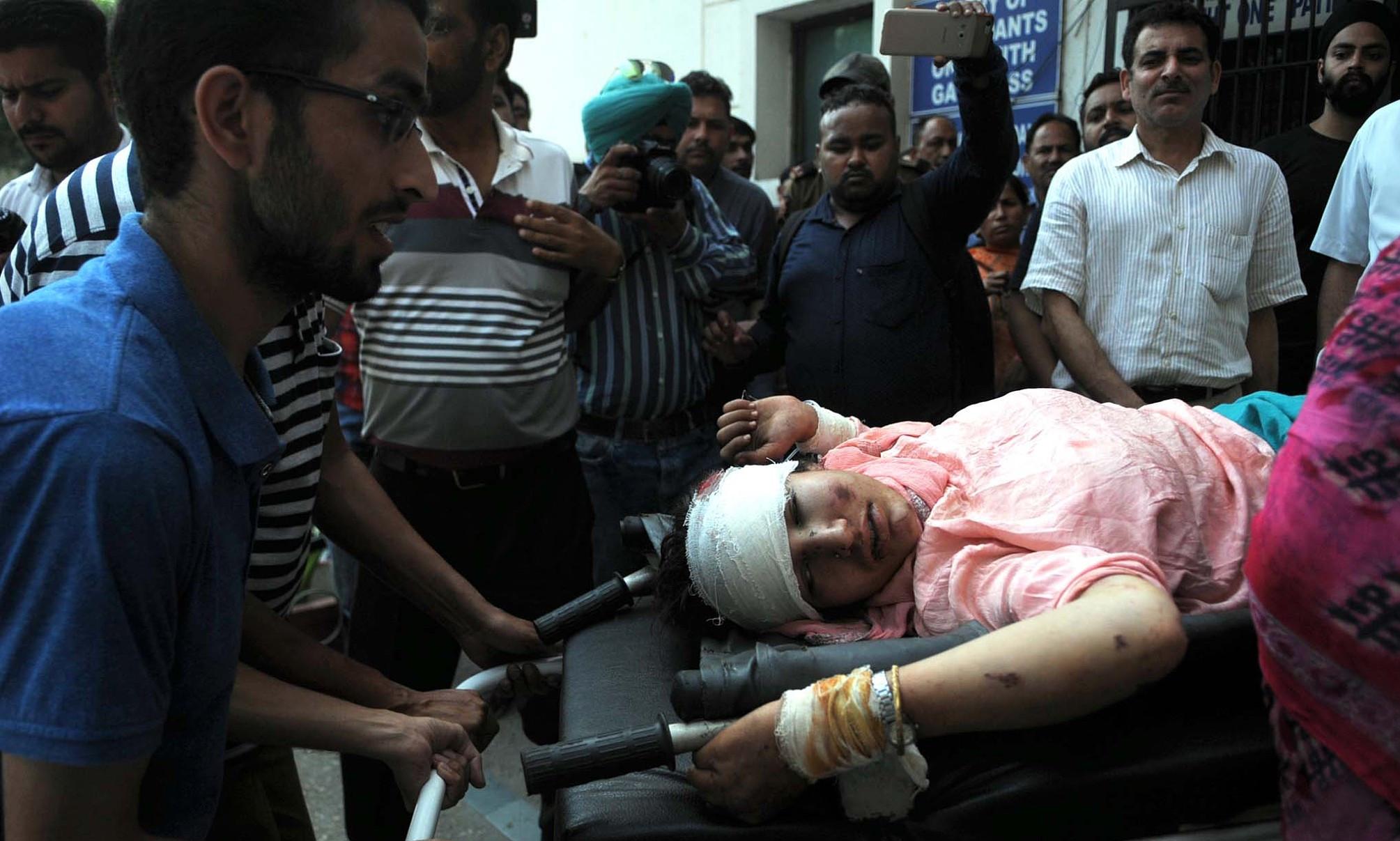 克什米尔2018年9月14日客车坠谷事故