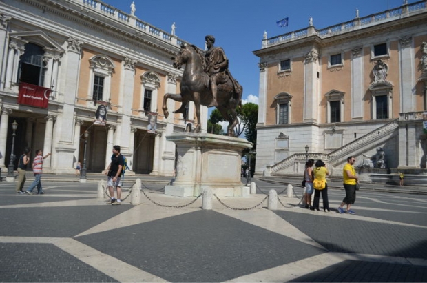 data-id="go0icppi4f">也叫市政广场(the capitol ),卡比多广场在罗马