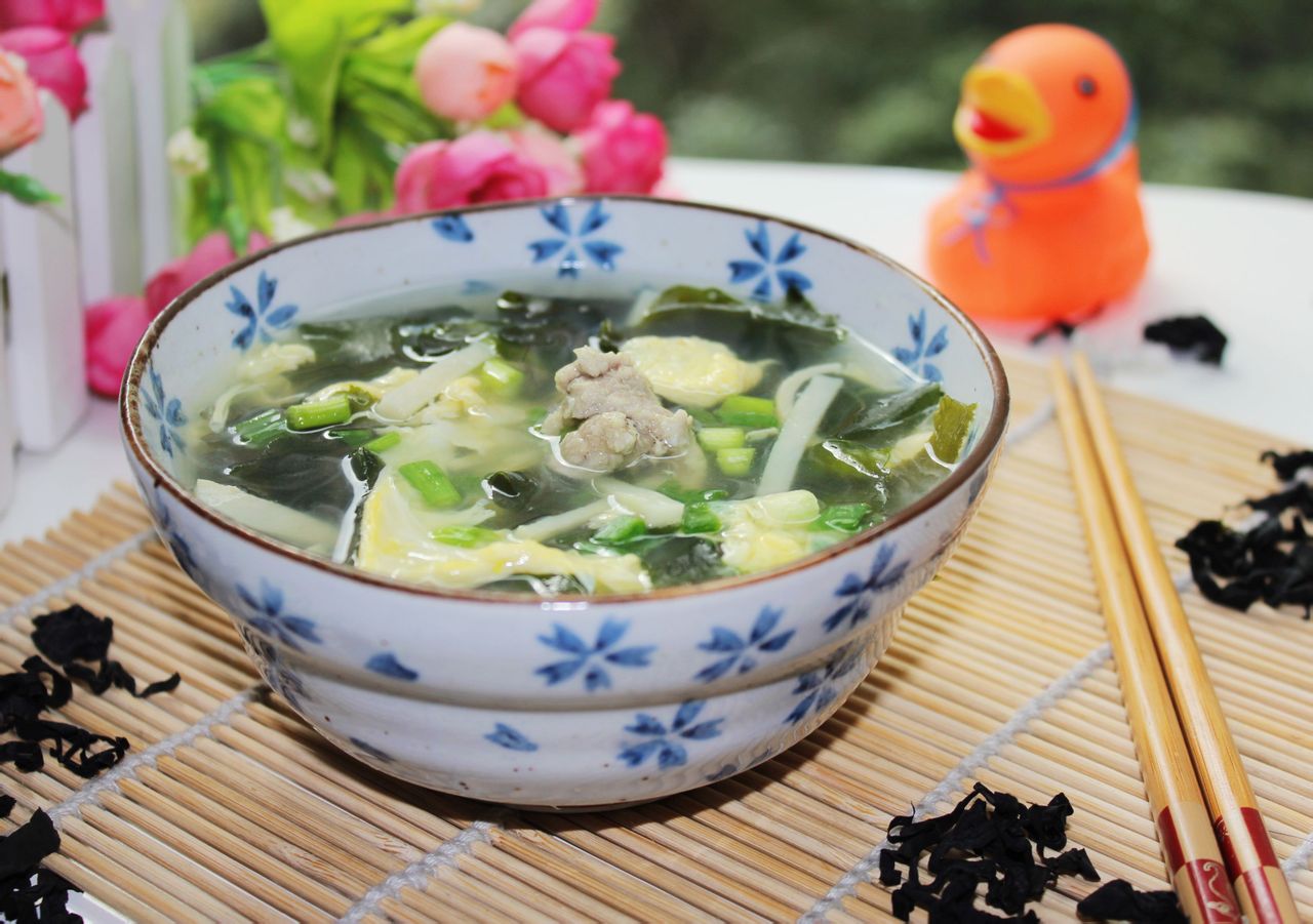  p data-id="t9loxkslew7i">藻菇蛋花汤,以螺旋藻,杏鲍菇为主料的汤品