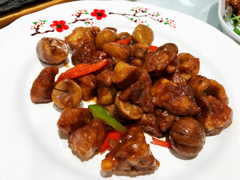  p>蓝宝豆烧猴头是一道家常菜,原料有猴头菇,蓝宝豆,葱等. /p>