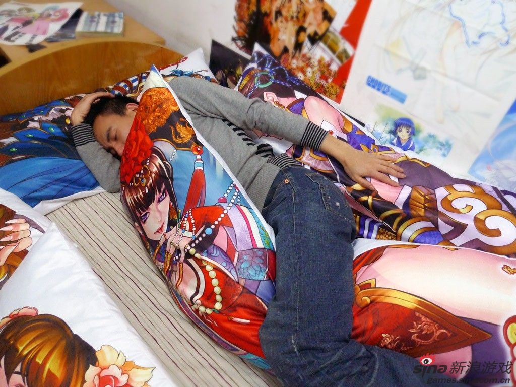 这位有抱枕收集控的宅男玩家,竟从多方渠道集齐了 八个等身美女抱枕.