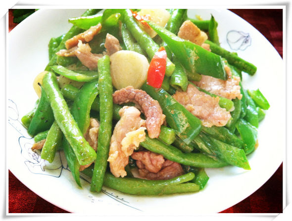  p>豆角炒肉片是由豆角,瘦猪肉为主要食材做成的一道菜品,是广东省
