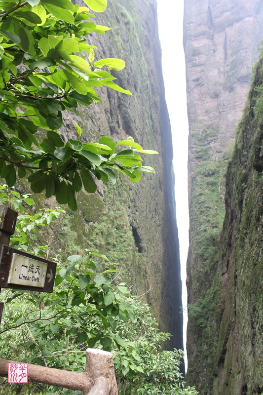  p data-id="go0oh6mlfp">一线天,是我国名山奇峰中常有的石景,因两壁