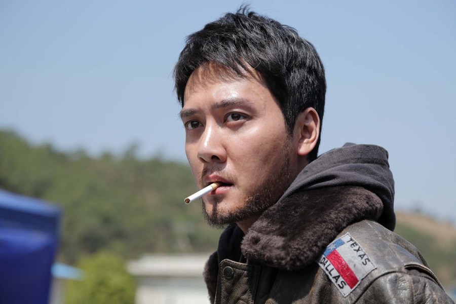  p>冯绍峰,原名冯威,1978年10月7日出生于上海市,中国内地男演员,毕业