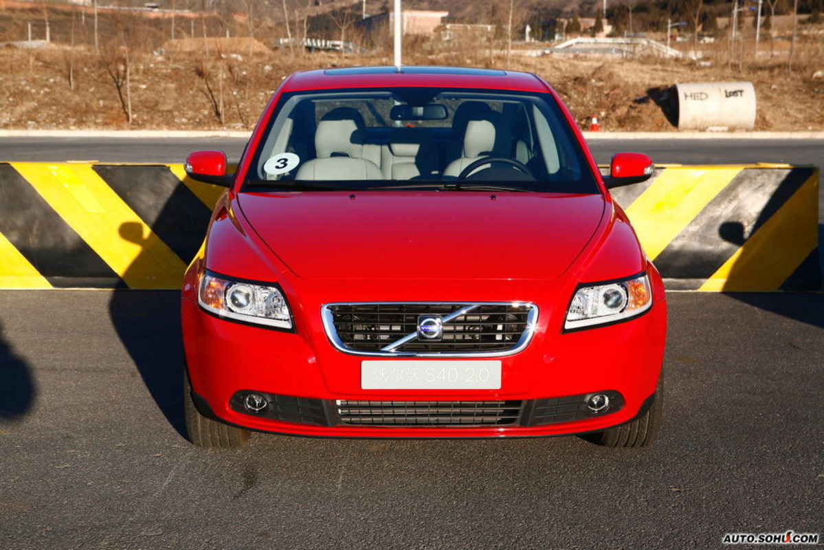  p>沃尔沃s40是第一辆具有监测驾驶者的工作强度并延迟显示次要信息以