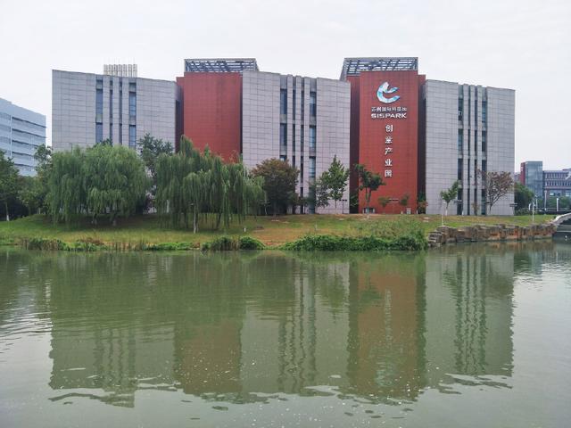  p>苏州 a href="#" data-lemmaid="10285478">创意产业园 /a>是苏州