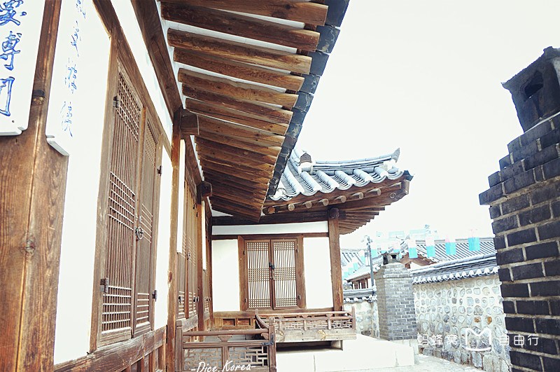 精选而出的朝鲜时代韩屋,经过搬迁和复原,组成了极富韵致的文化空间