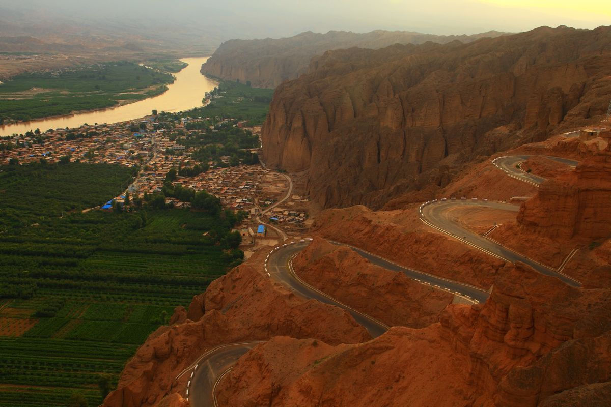  p data-id="gnaph28d17">景泰县龙湾村位于白银市以北70公里的黄河