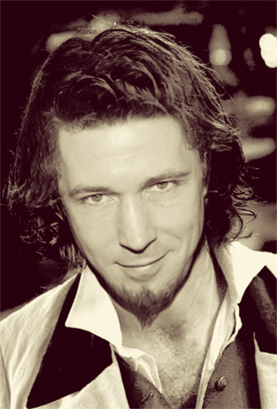  p>艾丹·吉伦(aidan gillen),男,1968年4月24日出生于都柏林, a