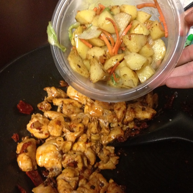  p data-id="gnvee12lxv">麻辣香锅鸡是一道菜品,主料是鸡腿肉,小土豆