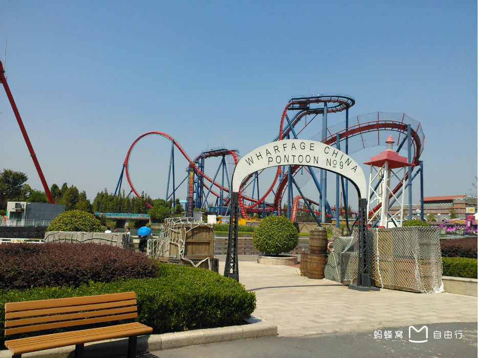 欢乐谷位于上海西南部的松江 a target="_blank" href="/item/佘山